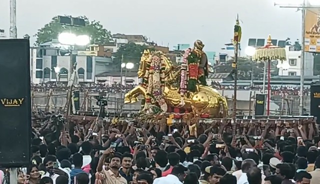 கள்ளழகர் வைகை ஆற்றில் இறங்கும் விழா