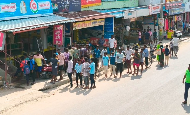 5 ரூபாய்க்கு 3 டி - சர்ட் அதிரடி ஆஃபர் !