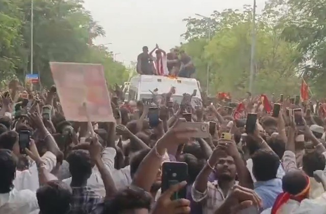 விஜய்க்கு தொண்டர்கள் உற்சாக வரவேற்பு