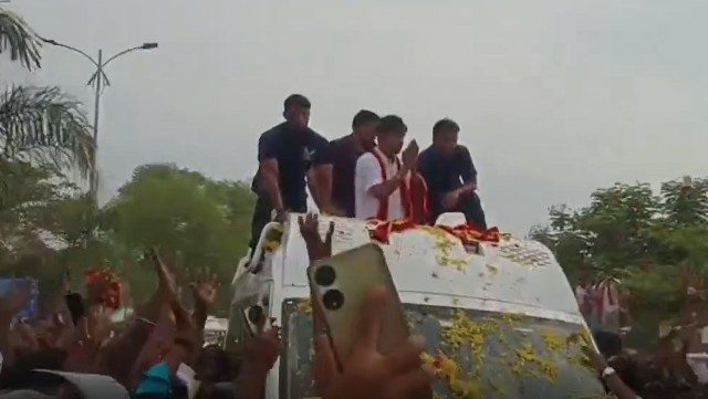 விஜய்க்கு தொண்டர்கள் உற்சாக வரவேற்பு