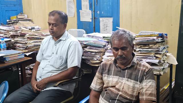 கைது செய்யப்பட்ட சார்பதிவாளர் முருகன் எழுத்தாளர் மோகன்