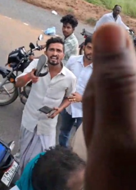 பேருந்தை வழிமறித்து அடாவடி ! 