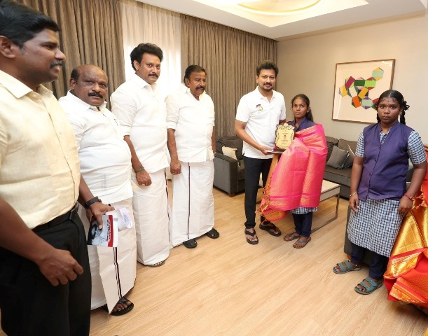 அரசு பள்ளி மாணவிகளுக்கு பாராட்டு