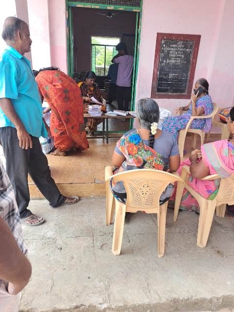 புத்தகம் சுமைக்கும் தலைமை ஆசிரியர்கள்