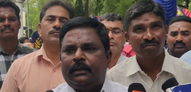 ஆட்சிப் பணியாளர் சங்கத்தினர் ஆர்ப்பாட்டம் ...