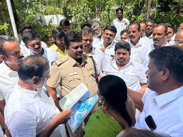 அதிமுக தொண்டா்கள் புகார்