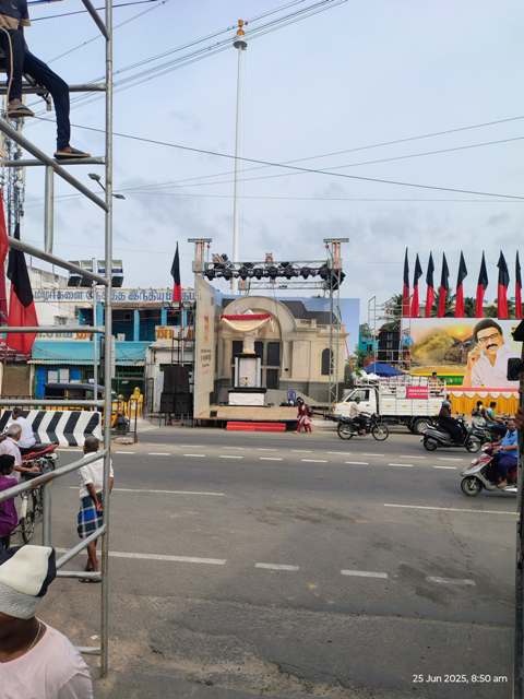 தலைவர்களின் தொண்டர்கள் தர்ம சங்கடத்தில் ...! 