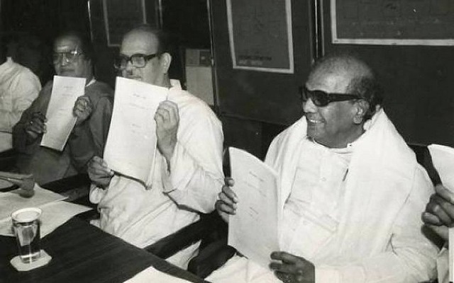 தலைவர்களின் தொண்டர்கள் தர்ம சங்கடத்தில் ...! 