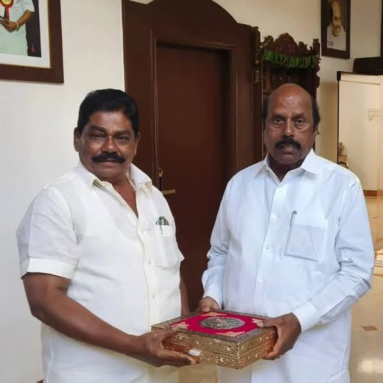 அமைச்சர் ஏ.வா.வேலுவுடன் எம்.எல்.ஏ. தேவராஜ்