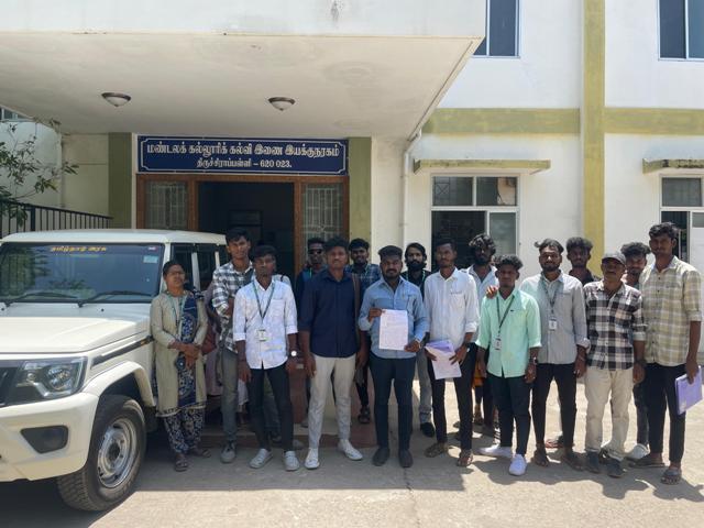 மாணவா்கள் முறையீடு