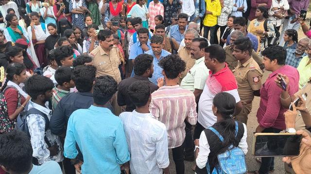 சிறைப்பிடித்த மாணவர்கள் !