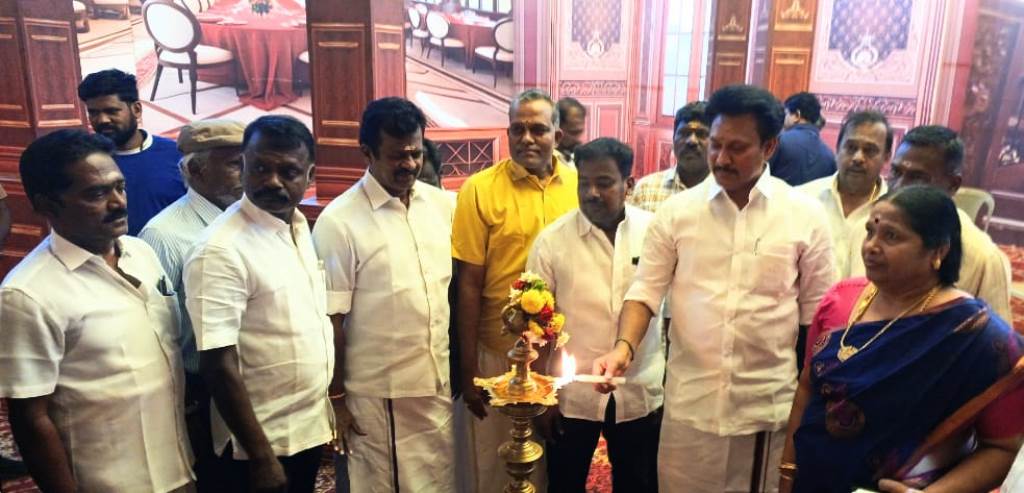 திருச்சியில் டைட்டானிக் கப்பல் திறப்பு விழா