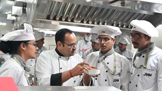 ஹோட்டல் மேனேஜ்மெண்ட் 