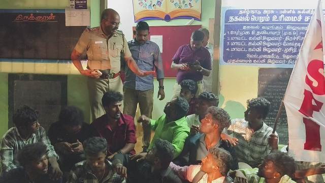 மாணவா்கள் போராட்டம்