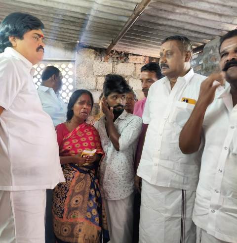 ஆறுதல் கூறிய முன்னாள் அமைச்சா்