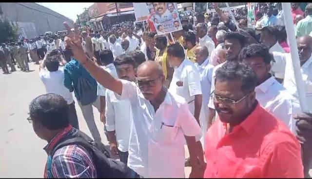 முதல்வா் எடப்பாடி கோஷமிட்ட அதிமுகவினர்