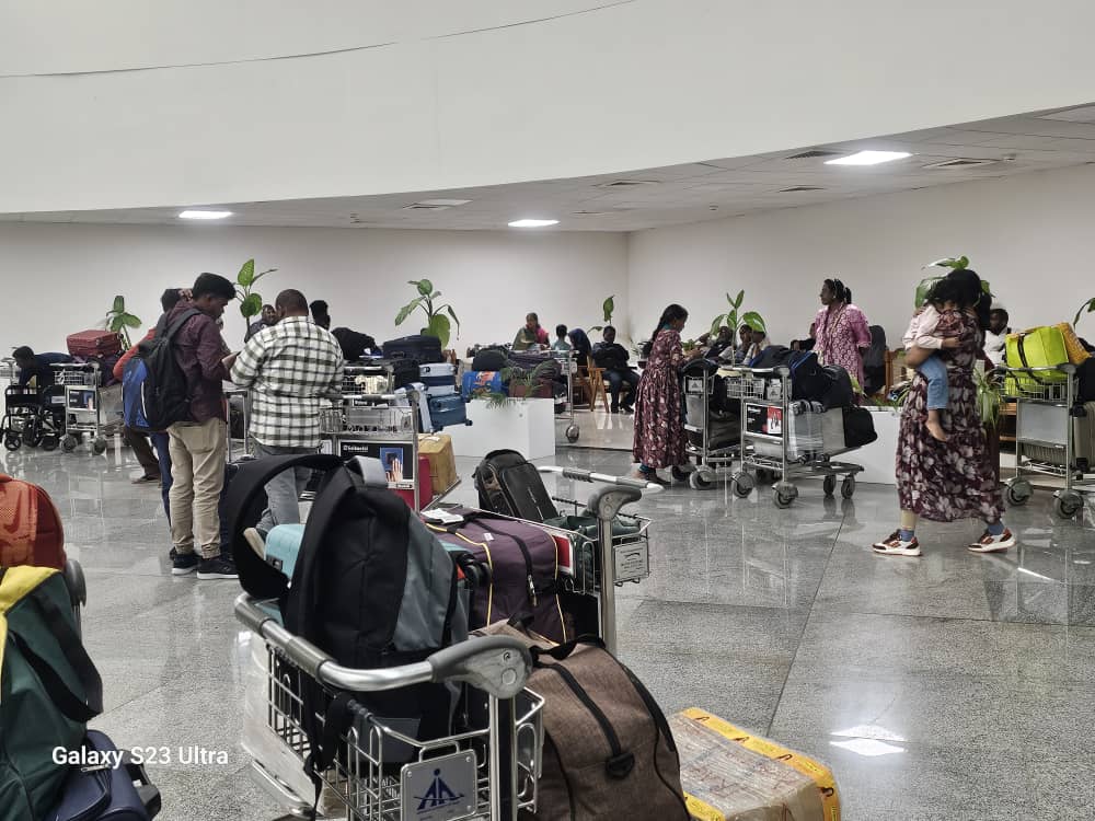 திருச்சியில் விமான நிலையத்தில் மலேசிய பயணிகள் 