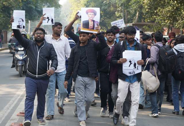 மாணவா்கள் கண்டனப் பேரணி