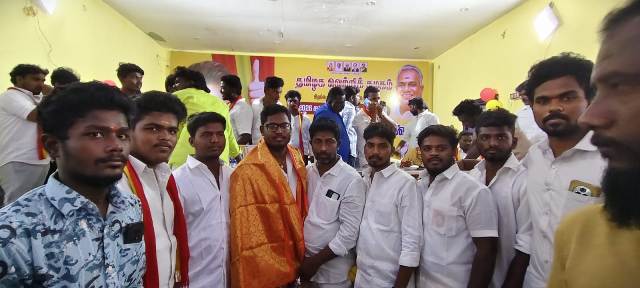 அதிமுக தொண்டா்கள்