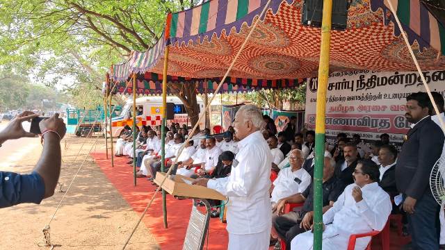 வழக்கறிஞா்கள் போராட்டம்