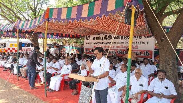 வழக்கறிஞா்கள் உண்ணாவிரத போராட்டம்