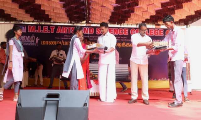 மடிக்கணினிகள் வழங்கும் விழா 