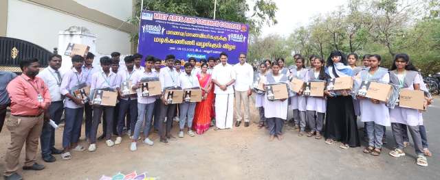 மடிக்கணினிகள் வழங்கும் விழா