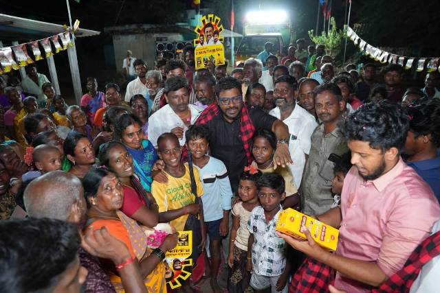 மக்கள் வெள்ளத்தில் ...