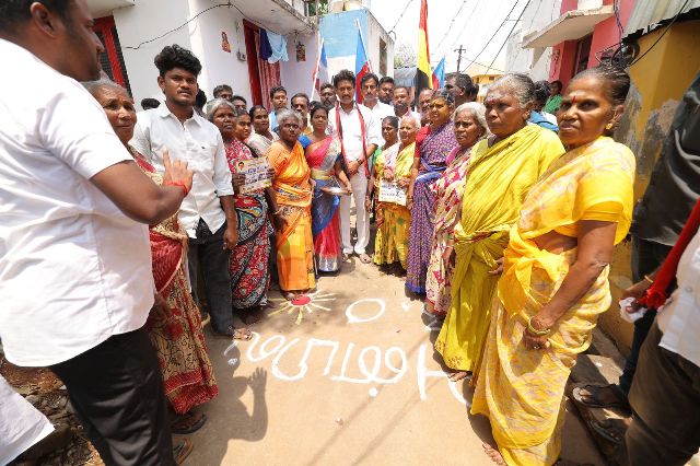 தீவிர வாக்கு சேகாிப்பில்