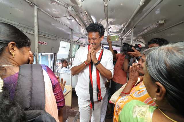 தீவிர வாக்கு சேகாிப்பில்