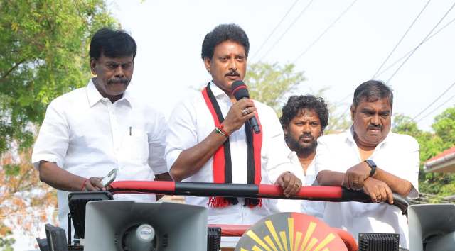 தீவிர வாக்கு சேகரிப்பில்