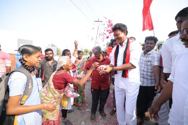 தீவிர வாக்கு சேகரிப்பில்