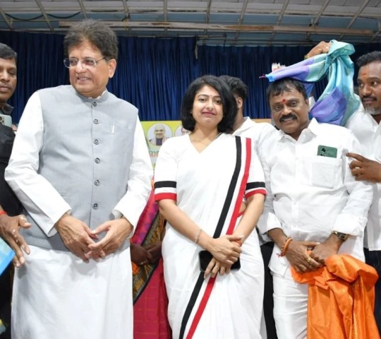 ஜெயலலிதா போல அதிமுக கரை சேலையில் 
காயத்ரி ரகுராம்!