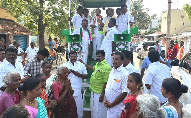 வாக்கு சேகாிப்பில் அதிமுக வேட்பாளர் மனோகரன்