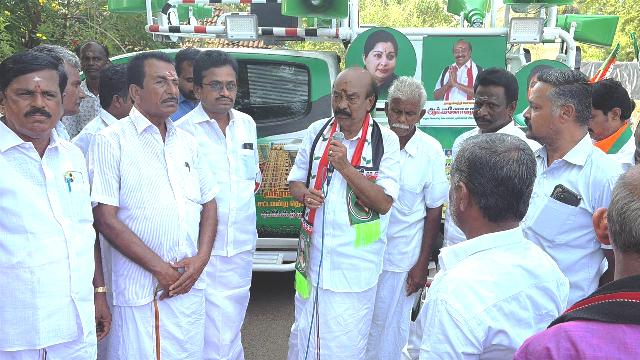 வாக்கு சேகாிப்பில் அதிமுக வேட்பாளர் மனோகரன்