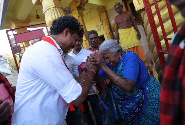 வாக்கு சேகாிப்பில்...