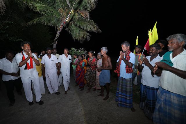 வாக்கு சேகாிப்பில்...