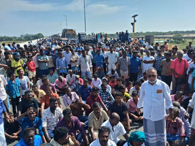 காவிரி பாலத்தில் பராமரிப்புப் பணி 