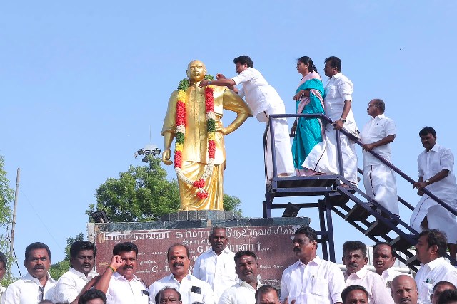 மாலை அணிவித்து மரியாதை