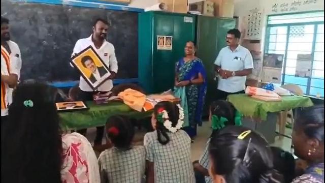 த.வெ.க. ஒன்றிய செயலாளர் ராஜேஷ். 