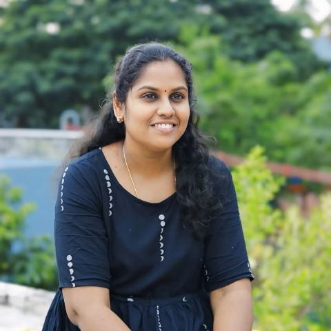 நான்சி கோமகன்