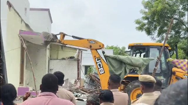 எப்படியாவது தடுத்து நிறுத்துங்க ...