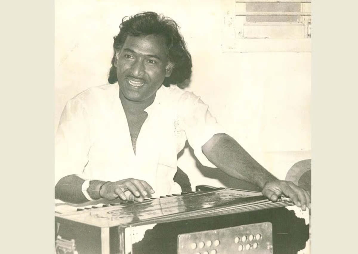இசை அமைப்பாளர் தேவா ஆர்மோனியம்